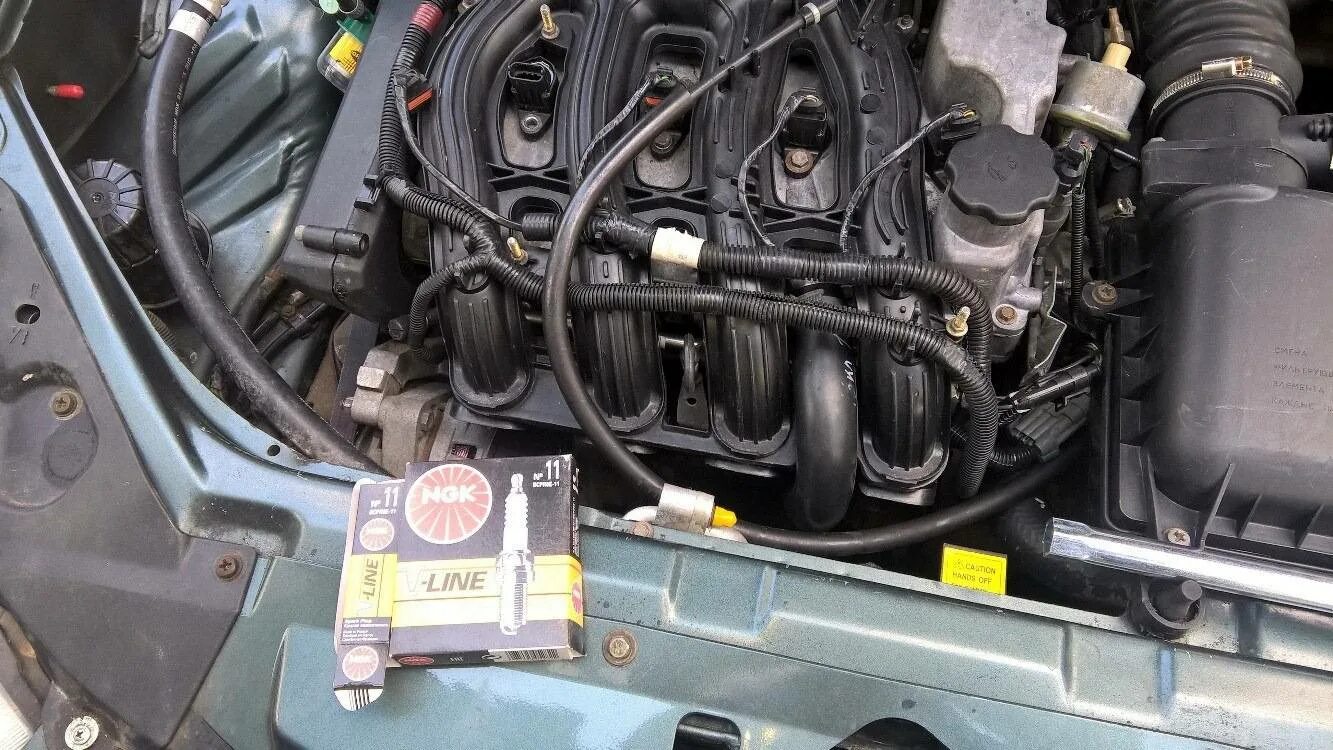 Как поменять свечи на приоре. Свечной ключ приора 16. Свечи зажигания приора 16. 6 16 клапанный. Мотор лада приора 16 кл.