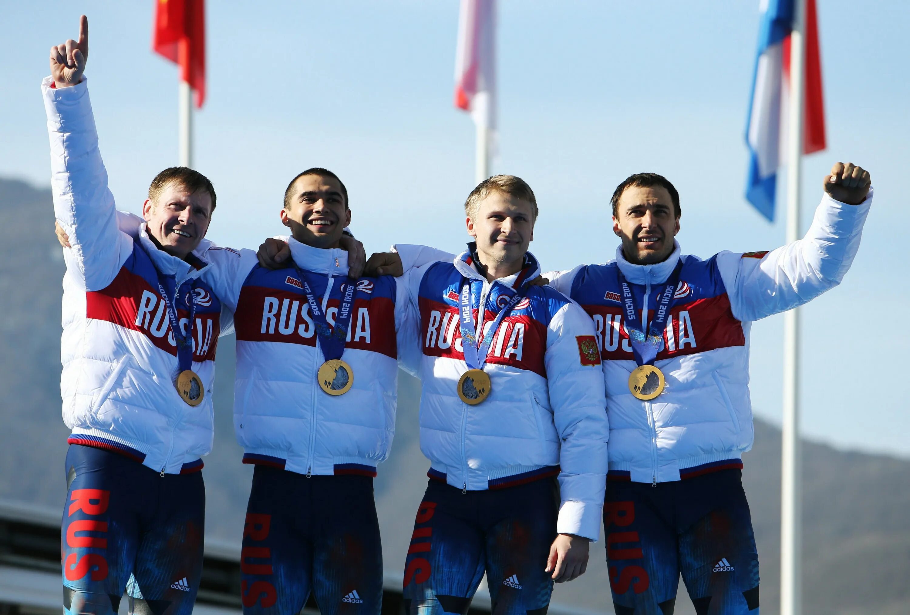 Спортсмены бобслея. Бобслей олимпийские игры 2022. Труненков олимпийский чемпион. Спортсмены бобслея. Torino 2006 бобслей.