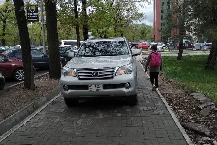 По тротуарам уже четверо суток черными машинными. Езда по тротуару. Езда по тротуару штраф. Машина едет по тротуару. Машины ездят по тротуару.