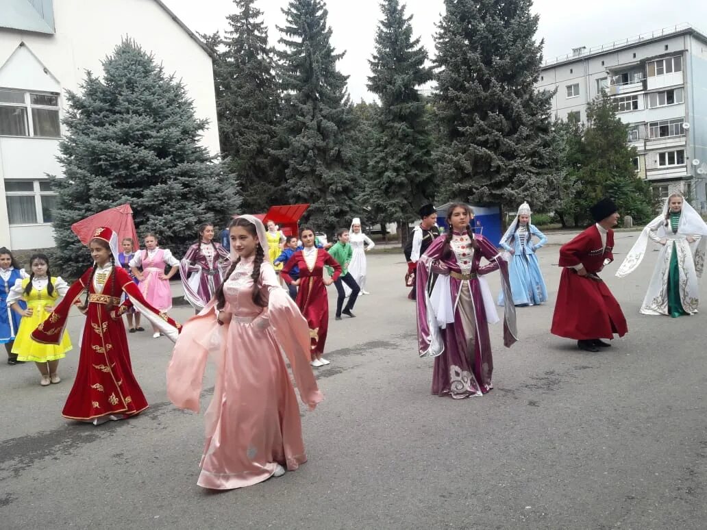 Усть джегута сайт. Усть-Джегута площадь. Усть-Джегута праздник на площади. Усть Джегута население. Усть-Джегута день города.