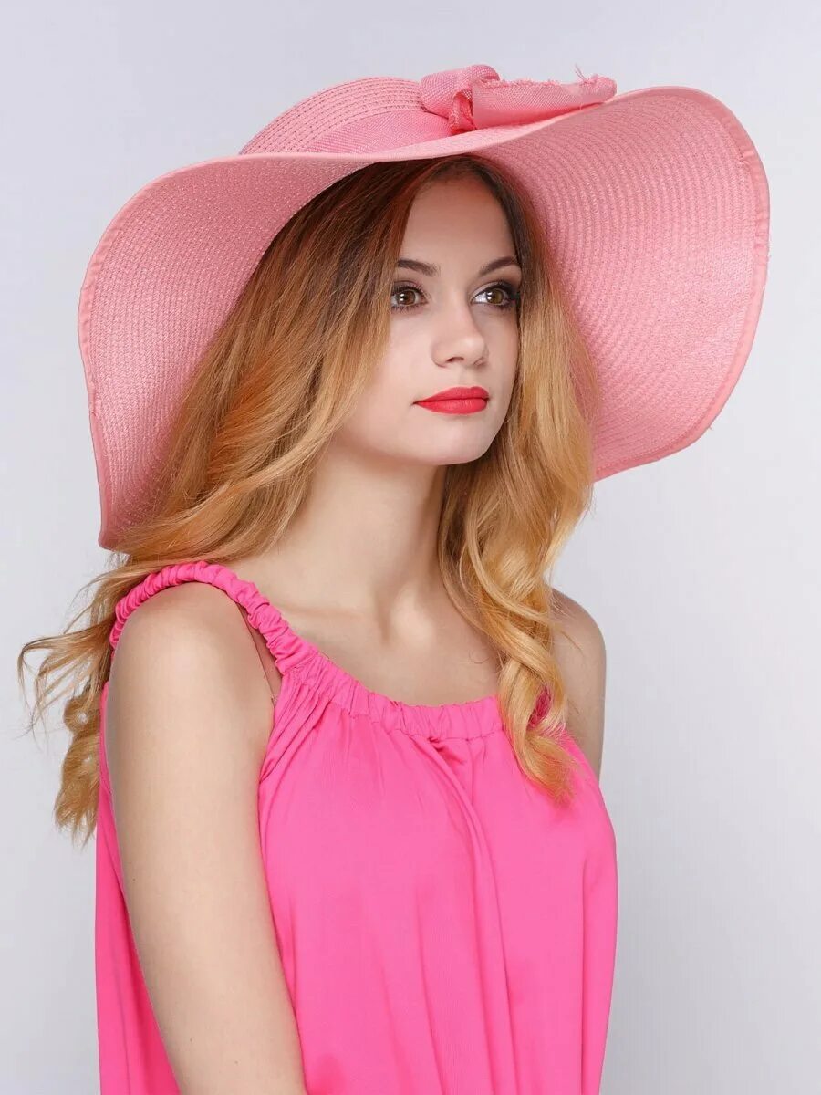 Розовая женская. Розовая шляпка. Шляпа женская розовая. Девушка в розовой шляпе. Женская шляпка розовая.