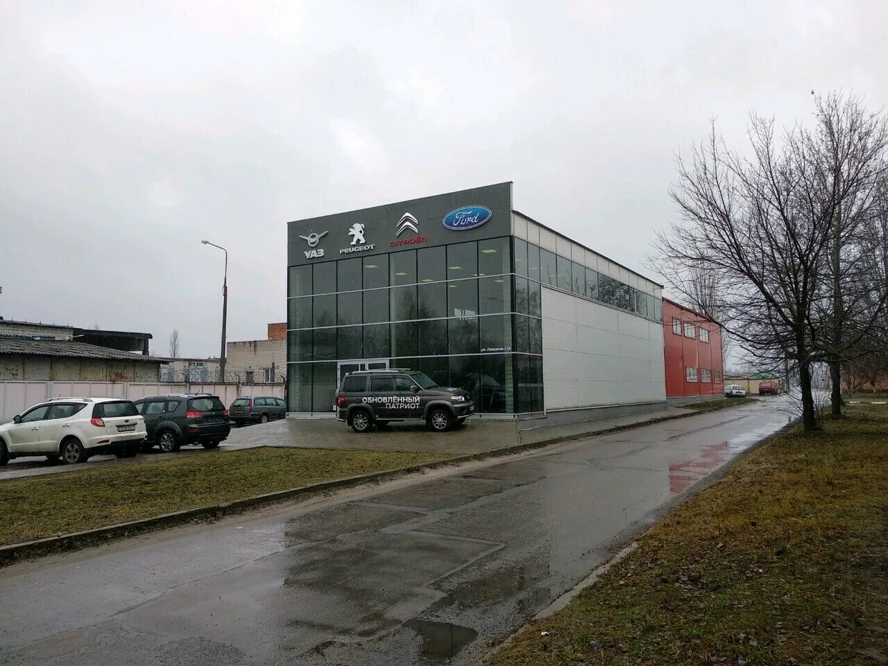 павильон гомель. г. лазурная, 13а ford. специализированный автоцентр баннер. улица лазурная гомель.