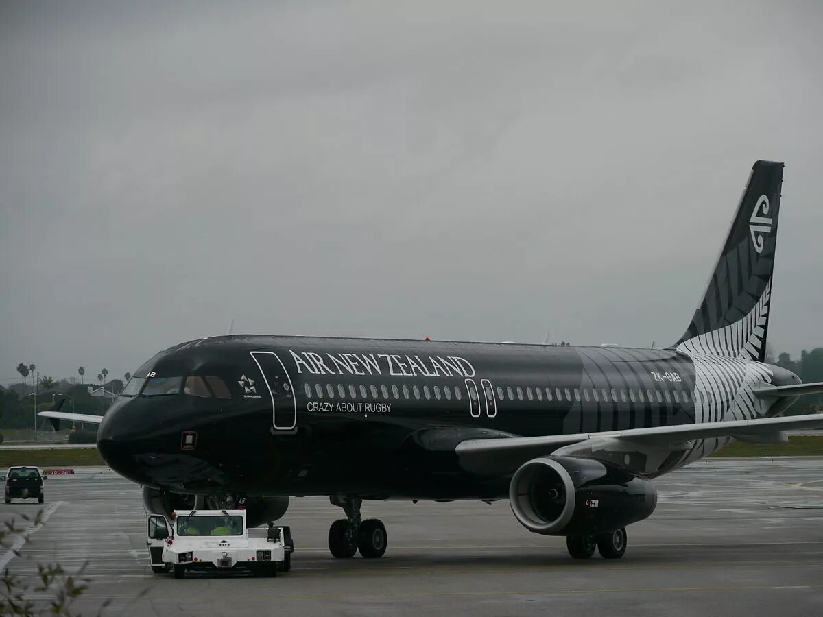 Lujo black jet boeing 757. Air new zealand. Черный самолет авиакомпания. Черный самолет авиакомпания. Черный боинг 757 азур эйр.
