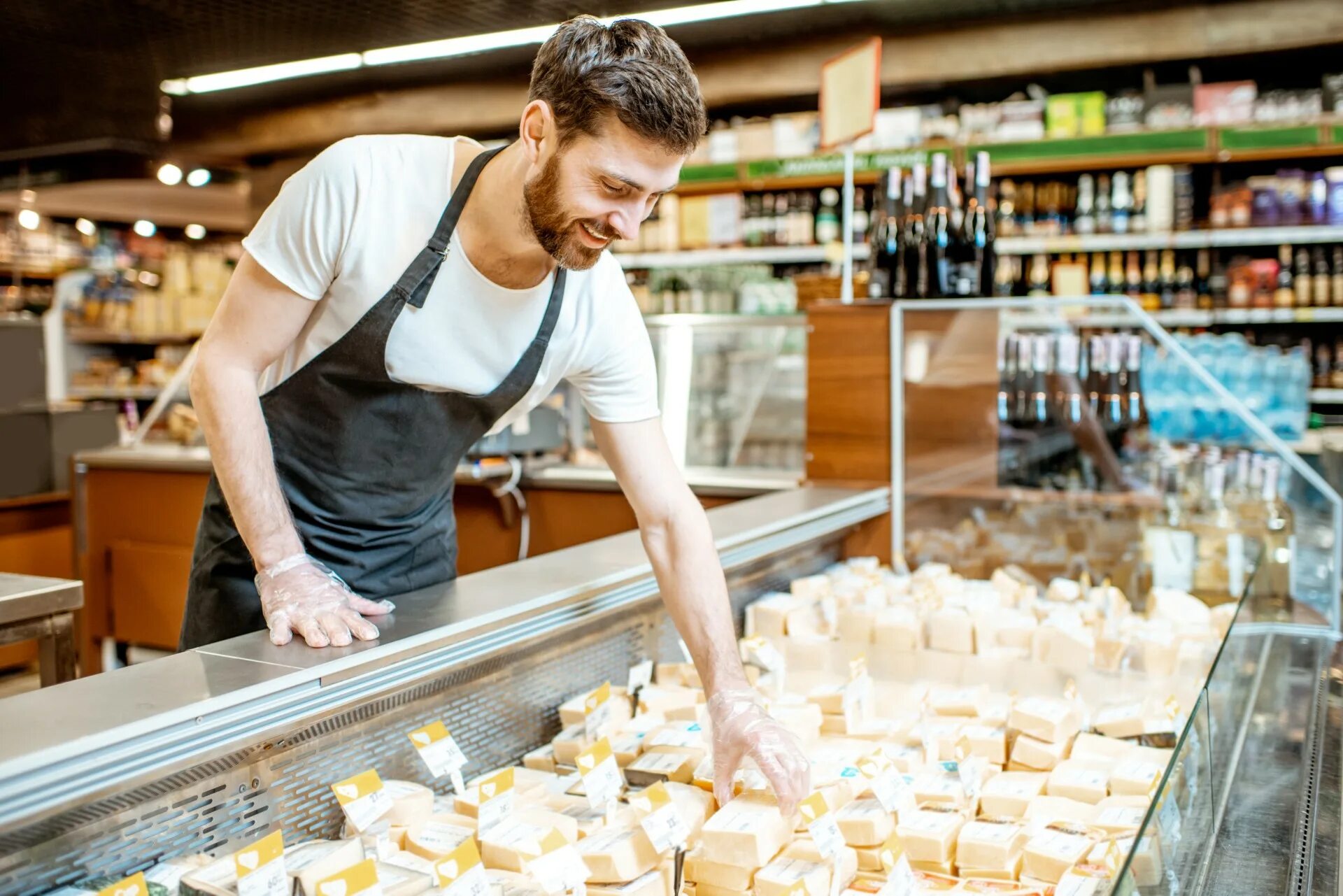 He work in a shop. Продавец сыра. Продавец сыров. Продавщица сыра. Красивая витрина сыра.