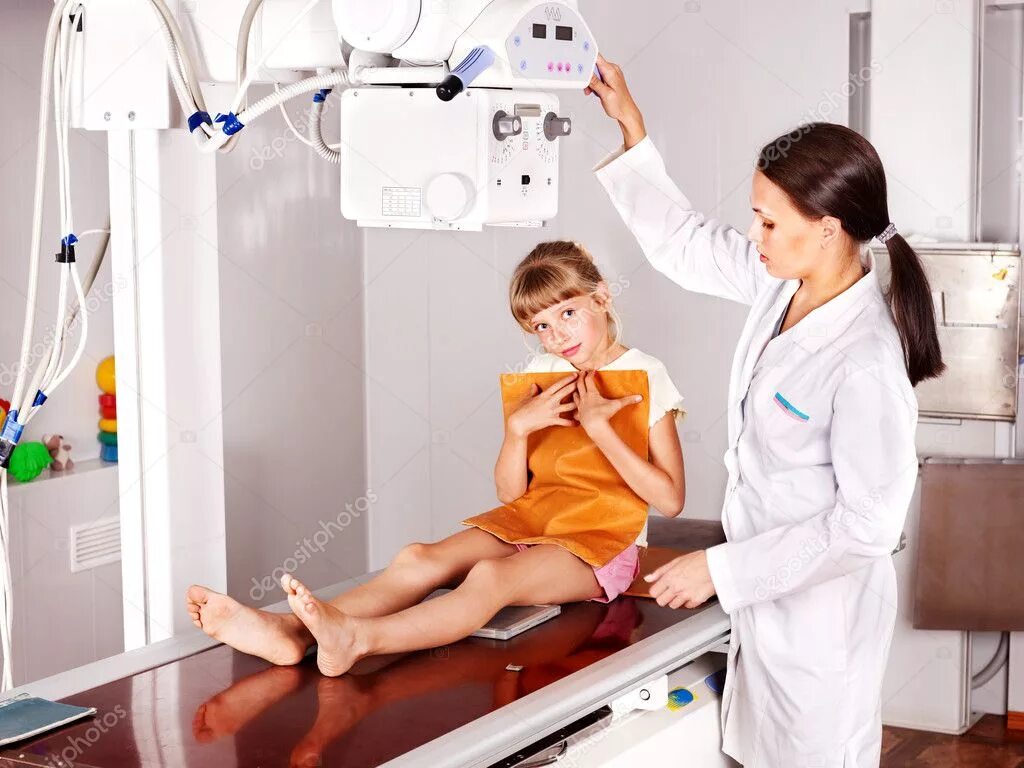 Гол осматривает врач. Рентгенография у детей. Осмотр девочек.