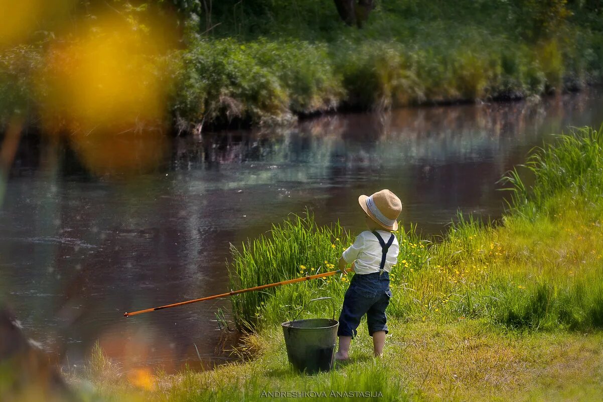дети на рыбалке. я люблю ловить рыбу летом. мальчик ловит рыбу. я люблю ловить рыбу летом. я люблю ловить рыбу летом.