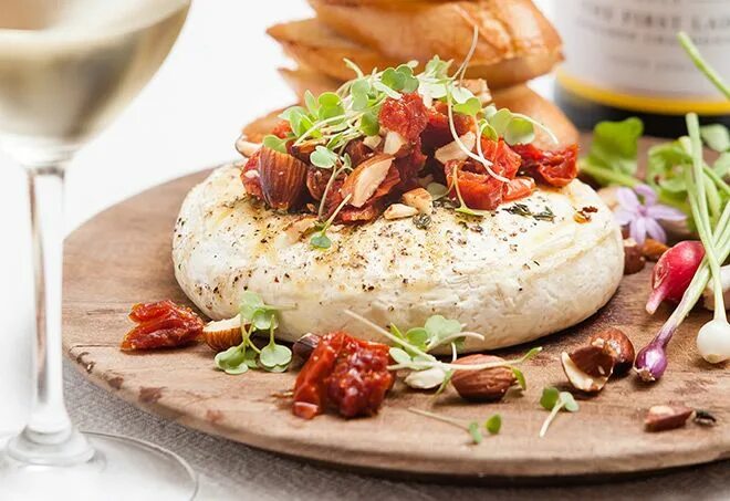 Baked Camembert. Камамбер с помидорами. Камамбер с черри. Камамбер черри багет. Бри с черри и багетом в духовке