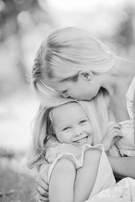 Мама и дочка. Мама лучшего друга. Mom and daughter drinking water. Картинки мама и дочь красивые. Фотосессия с дочкой.