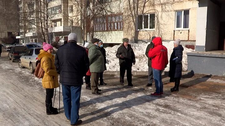 кирпич падает на голову человека. жители не хотят. жители не хотят. энгельс пристава коломников. свалится на голову кирпич.