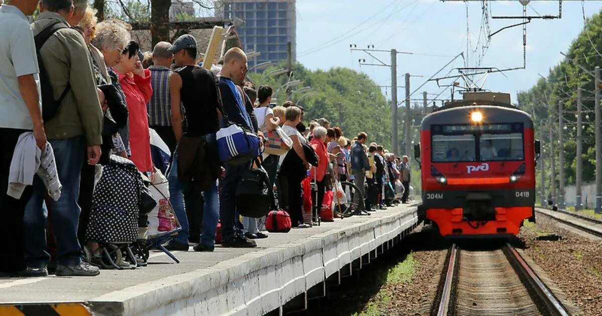 На станцию пришли 3. Пассажирский поезд с людьми. Железнодорожный транспорт. Пригородный поезд. Пассажиры на платформе.