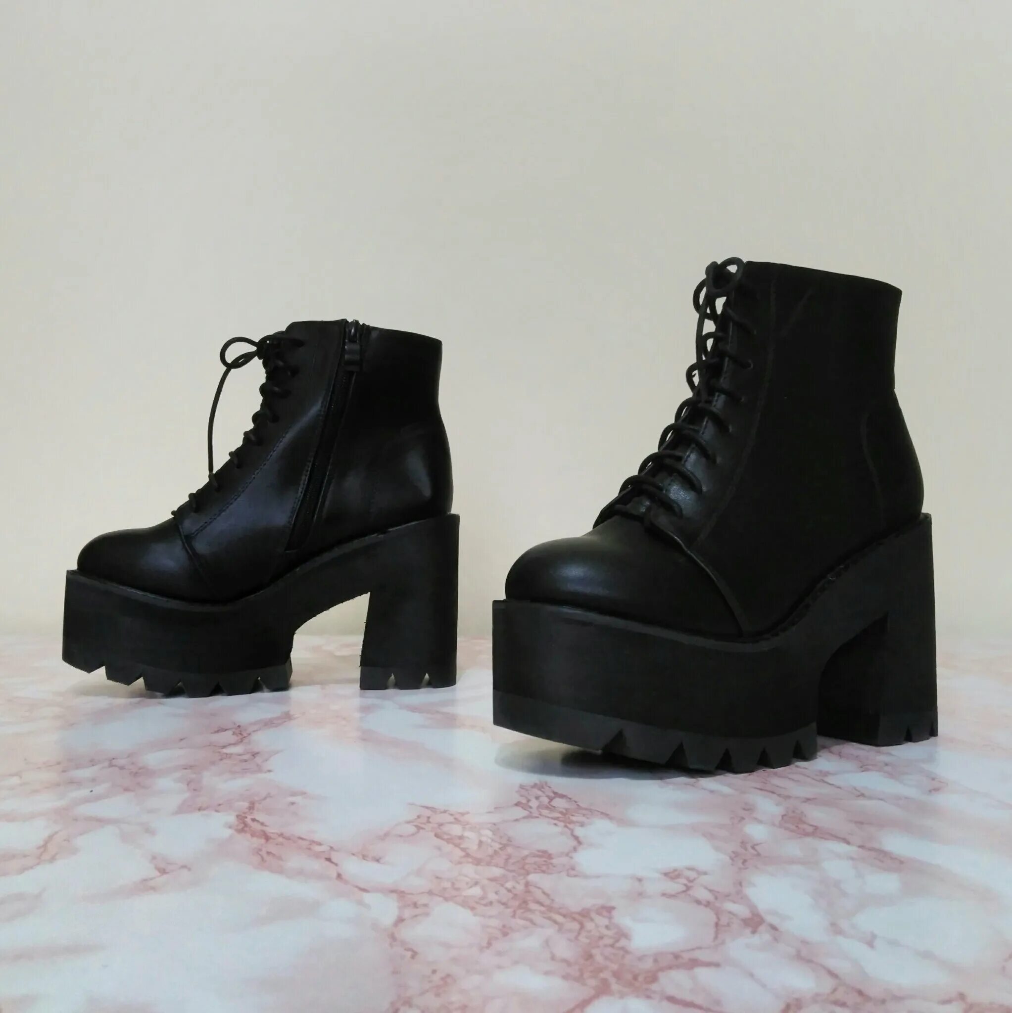 Тракторный ботинки. Ботинки тракторы. Тамарис сапоги черные на тракторной подошве. Тракторный ботинки. Туфли на протекторе женские.