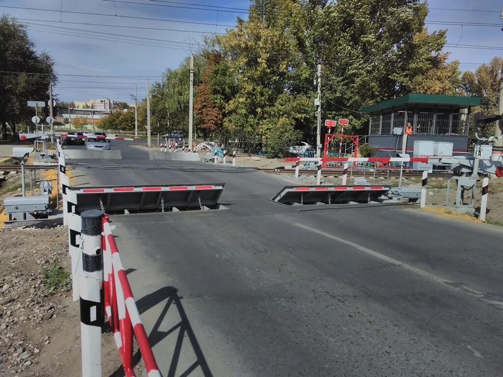 Level crossing. Ж.Д.переезд Саратов. Железнодорожный переезд Житомир. Железнодорожныйперерезд. Железнодорожные перезд.