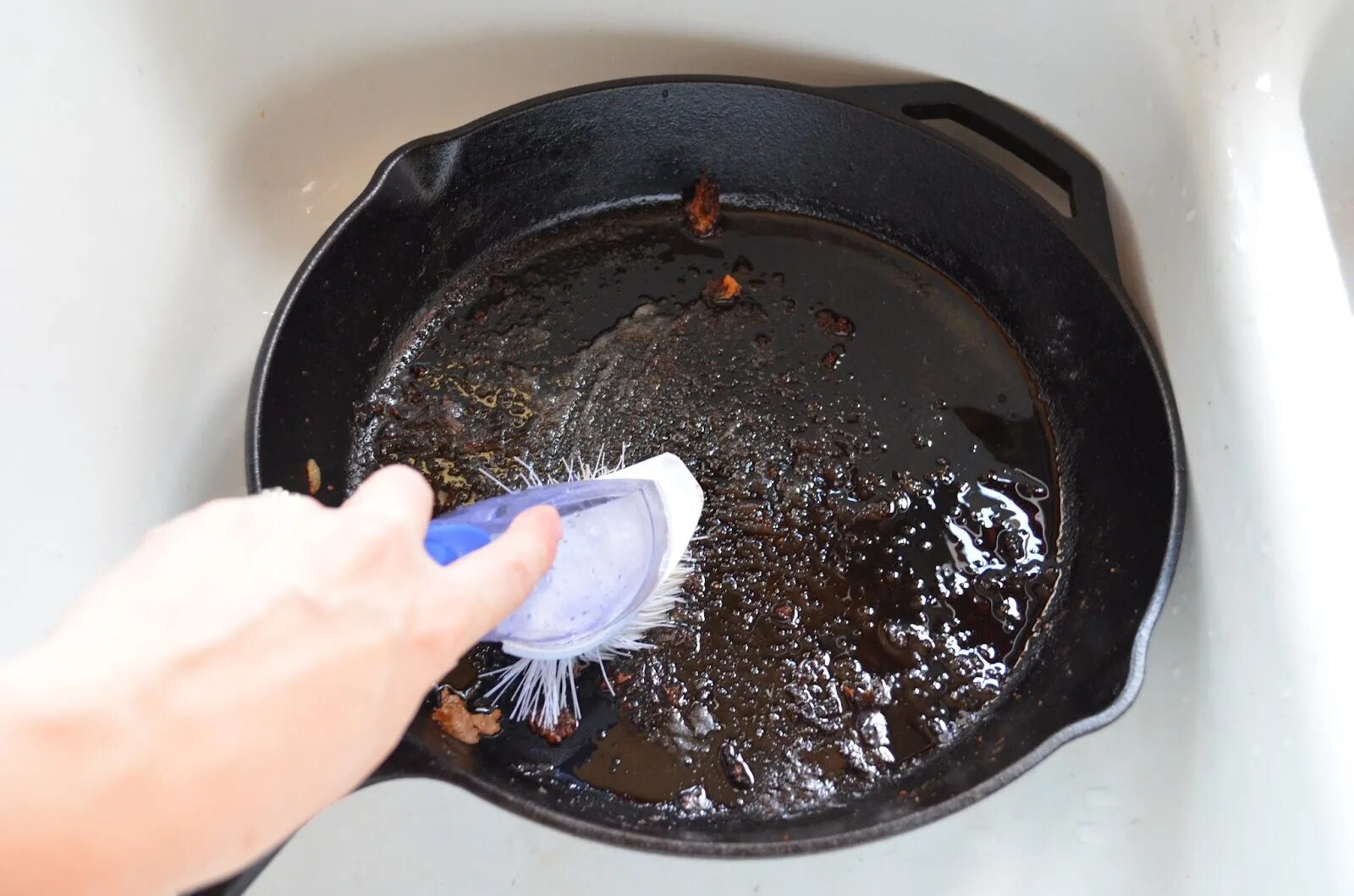 Отмыть сковородки от нагара в домашних условиях