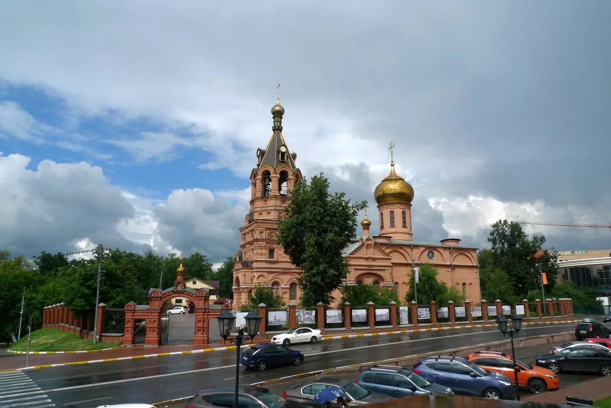 Раменский Троицкий храм. Ьротцуий храм горд Раменсоке.