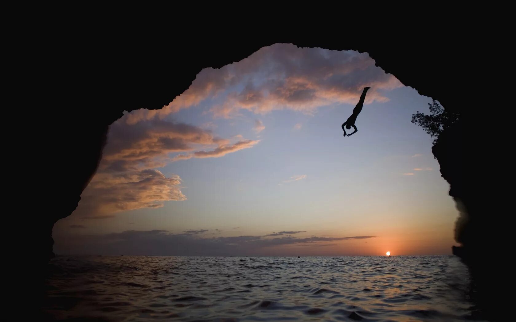 The cliff 4. Прыжок со скалы. Прыжок в воду со скалы. Обрыв. Человек прыгает с обрыва.