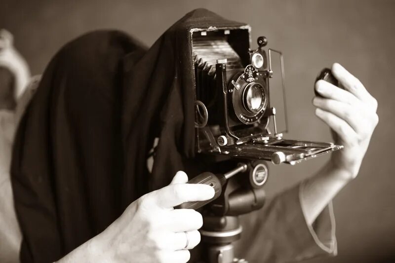 Фотограф сфотографировал террориста. Старый фотоаппарат. Фотограф 19 века. Старая фотокамера. Фотограф со старинным фотоаппаратом.