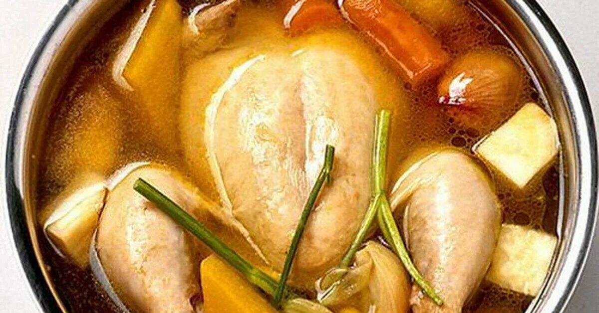Варить курицу целиком в кастрюле. Бульон из птицы. курица в кастрюле. отваривание курицы. варка курицы в кастрюле.