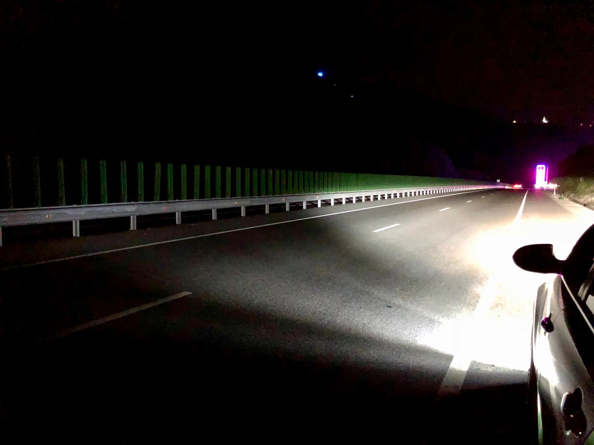 Включи свет дорога. Подсветка поворота Kia Rio. Дополнительная подсветка поворотов. Подсветка поворотов ПТФ e70. Дополнительное освещение при повороте.