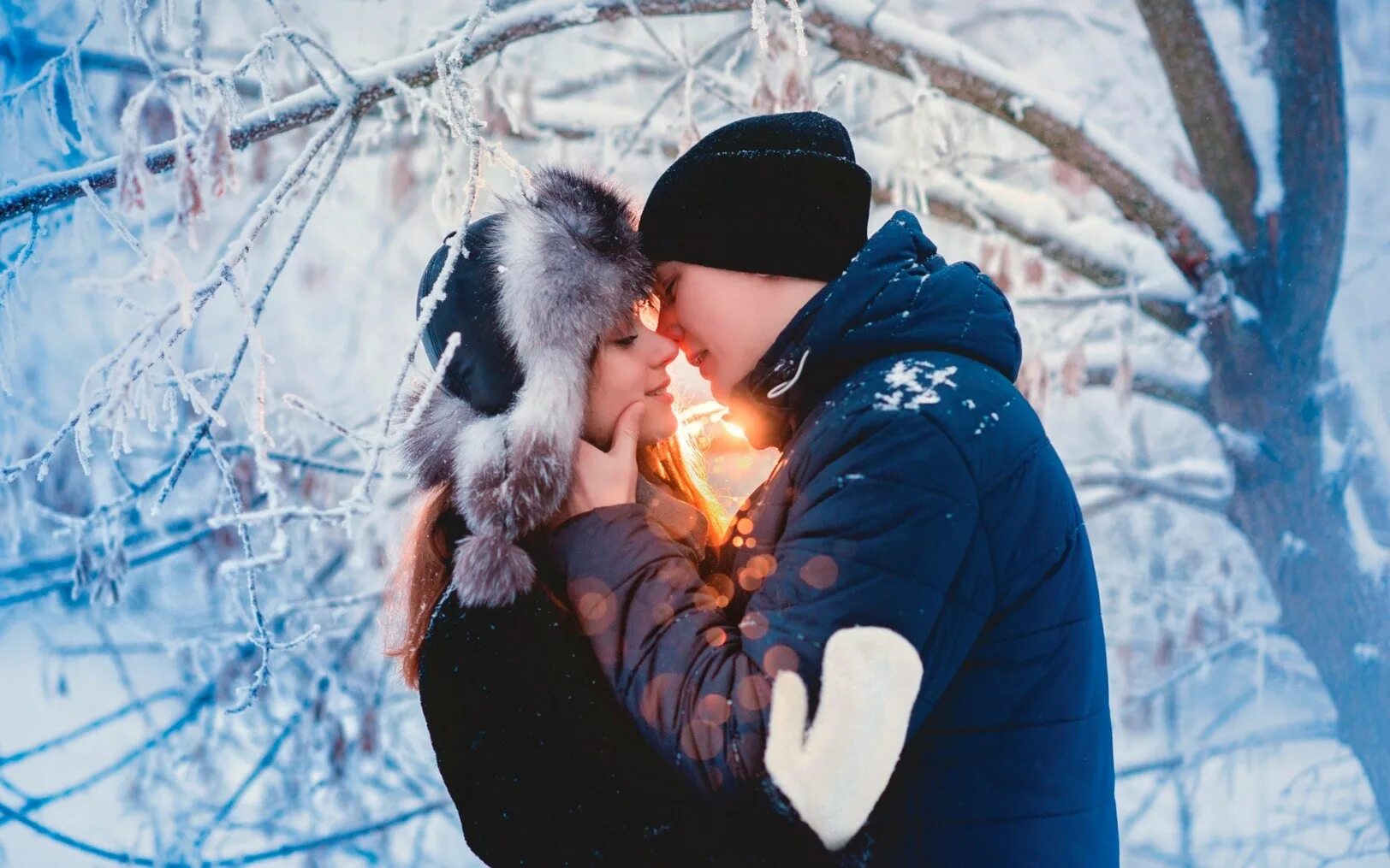 Зимняя фотосессия в лесу. Парень и девушка зима. Влюбленные зимой. Зимние объятия. Двое в декабре герои