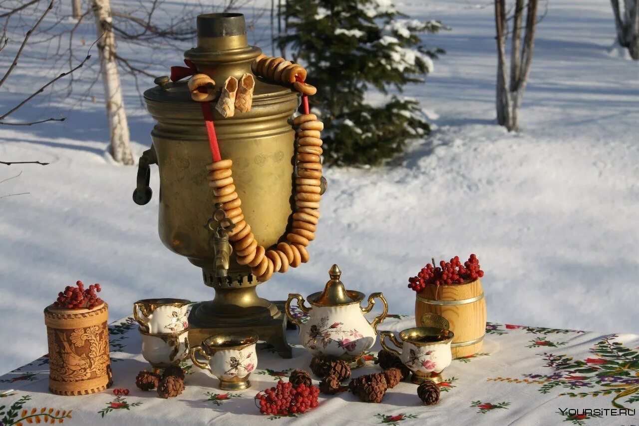 Самовар с баранками. Масленица самовар. Самовар на столе. Традиционный русский самовар. Тихо так только самовар на столе шумит