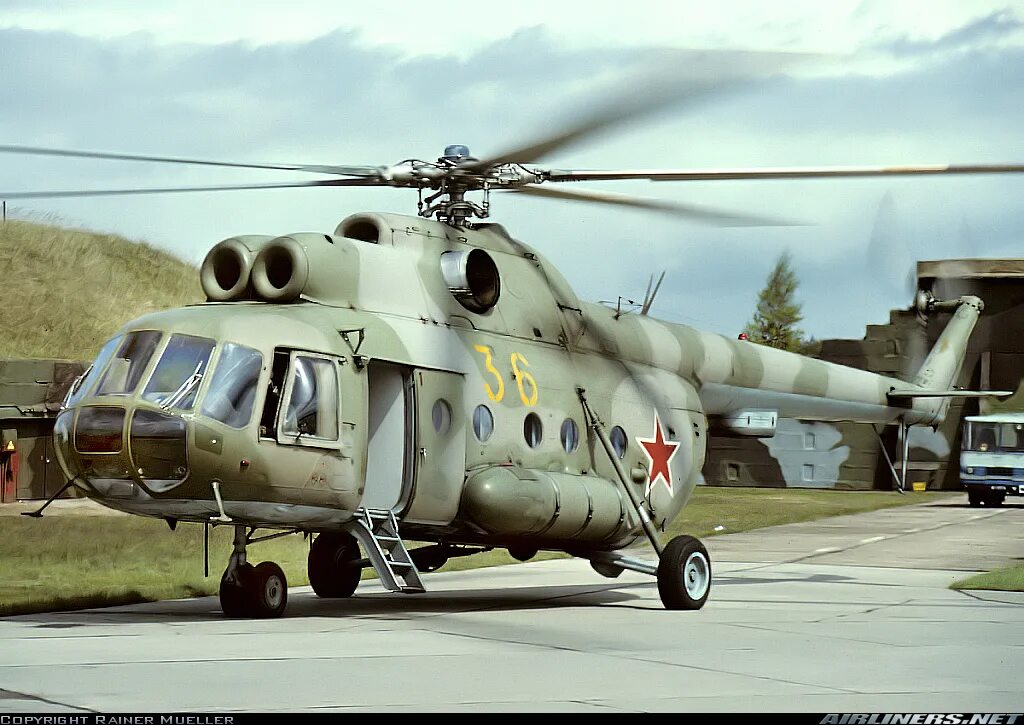 9 от 8 т. Ми-8 вертолёт. Вертолет ми-8т. Ми-8 вертолёт СССР. Ми-8 СССР вертолет военный.