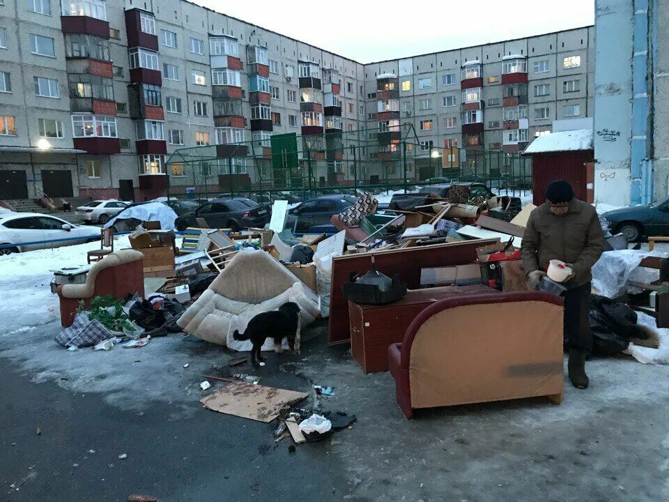 Выброшенные вещи. Диван на помойке. Свалка мебели.