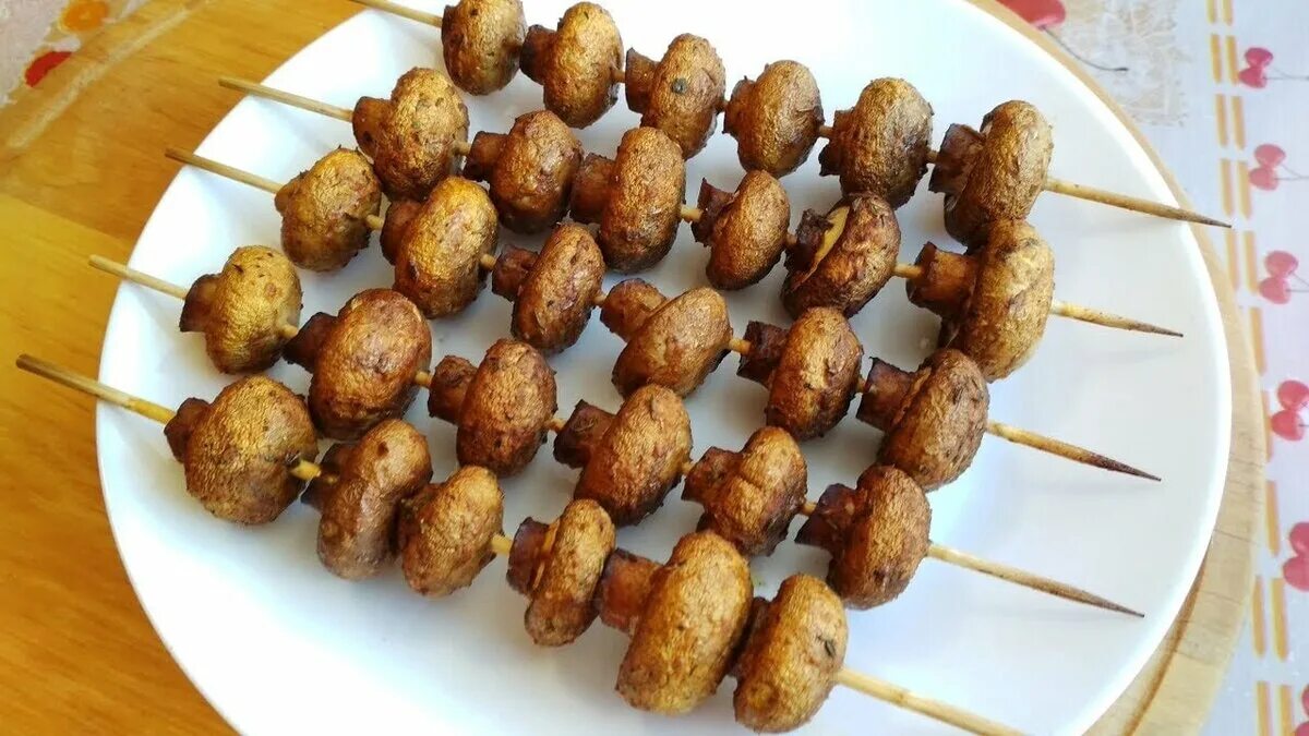 Шашлык из шампиньонов на шпажках. Шампиньоны на шпажках. Грибы шампиньоны на шпажках в духовке. Грибы шампиньоны на шпажках в духовке. Закуска грибочки на шпажках.