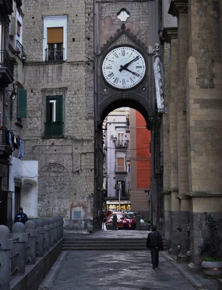 Италия часы время. Часовая башня в Италии. Уличные часы. Часы Италия. Город с большими часами.