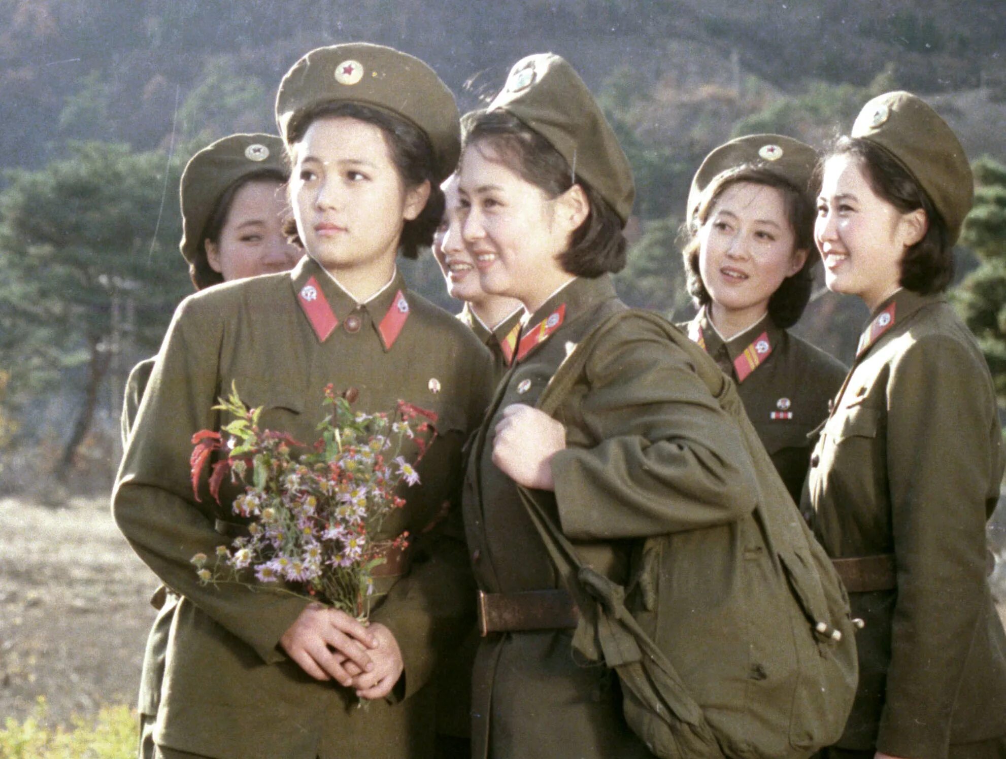 Женские военные песни современные. Северная Корея киноиндустрия. КНДР девушки. Северная Корея девушки солдаты.