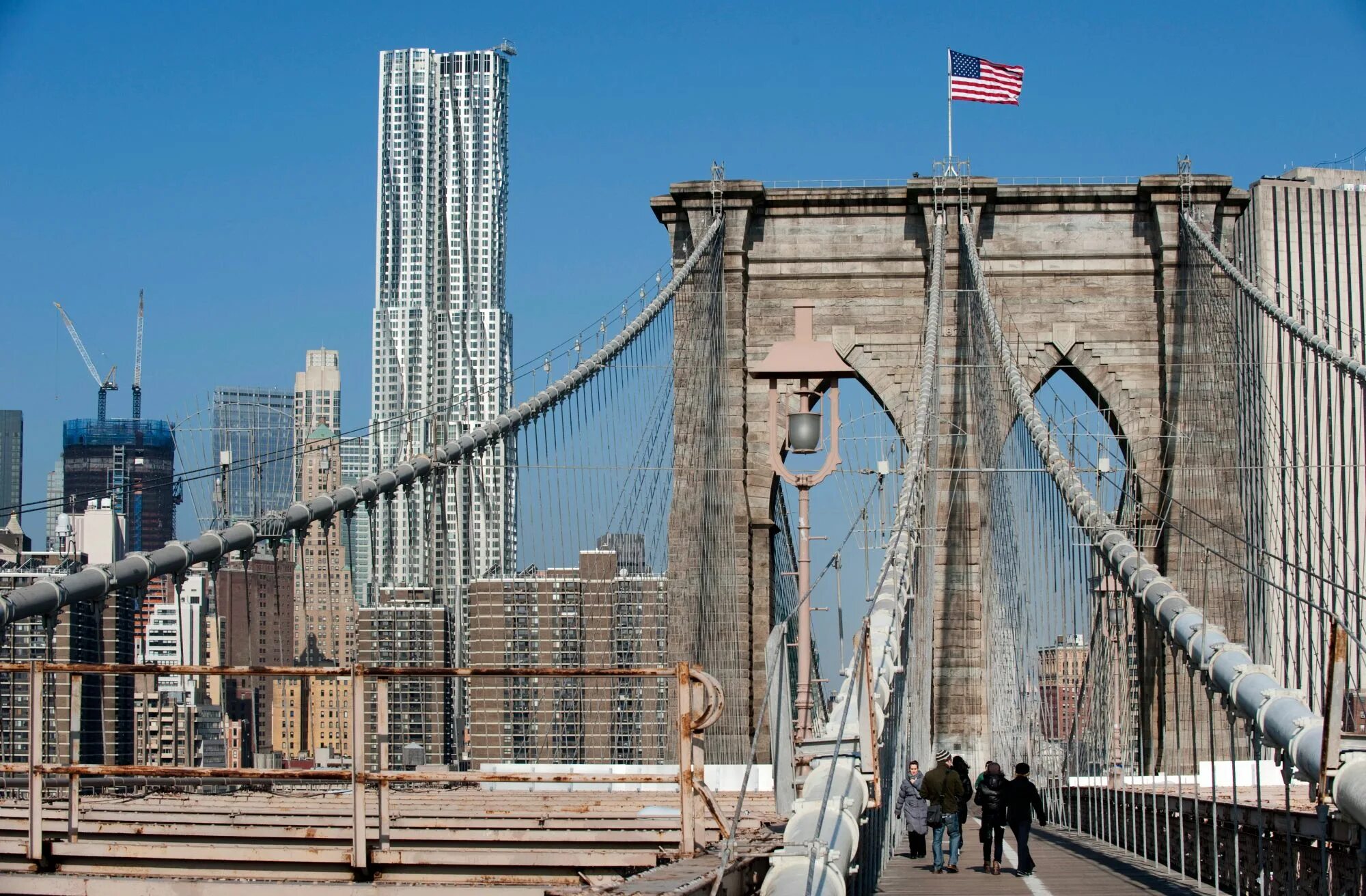 They the new bridge. Бруклинский мост Нью-Йорк. Башни Близнецы Бруклинский мост Нью-Йорк. Бруклинский мост пешеходный. Парк Бруклинского моста Нью-Йорк.