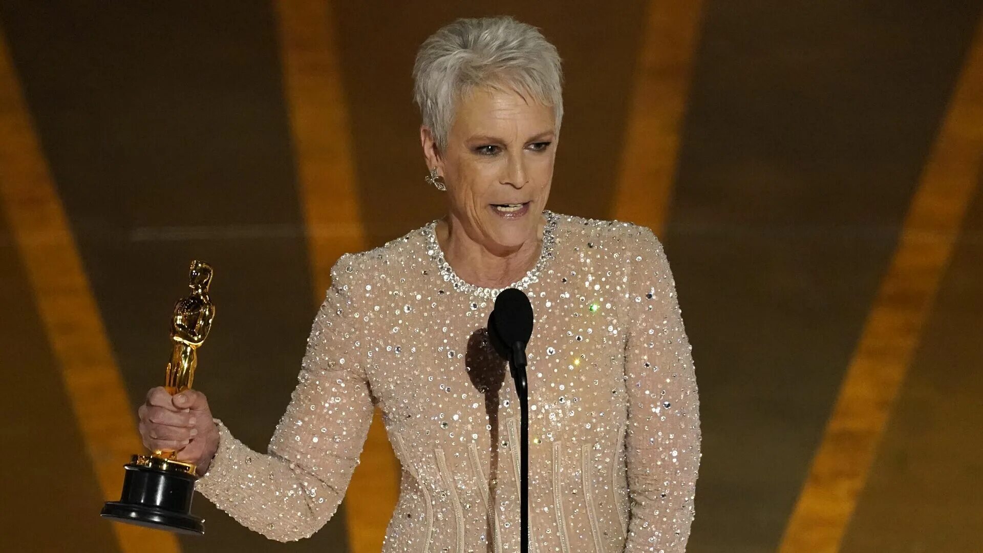 Все и сразу оскар. Jamie Lee Curtis 2023. Джейми ли Кёртис Оскар 2023. Джейми ли Кёртис Оскар. Джейми ли Кёртис 2023.