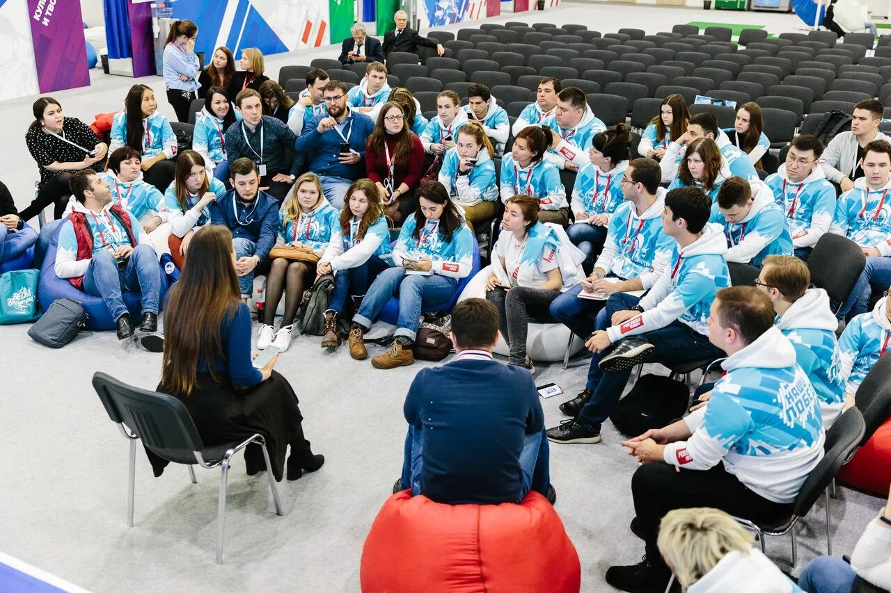 Выступление волонтеров. Форма волонтеров медиков. Социальный спектакль. Волонтеры медики логотип. Волонтерские образовательные проекты.