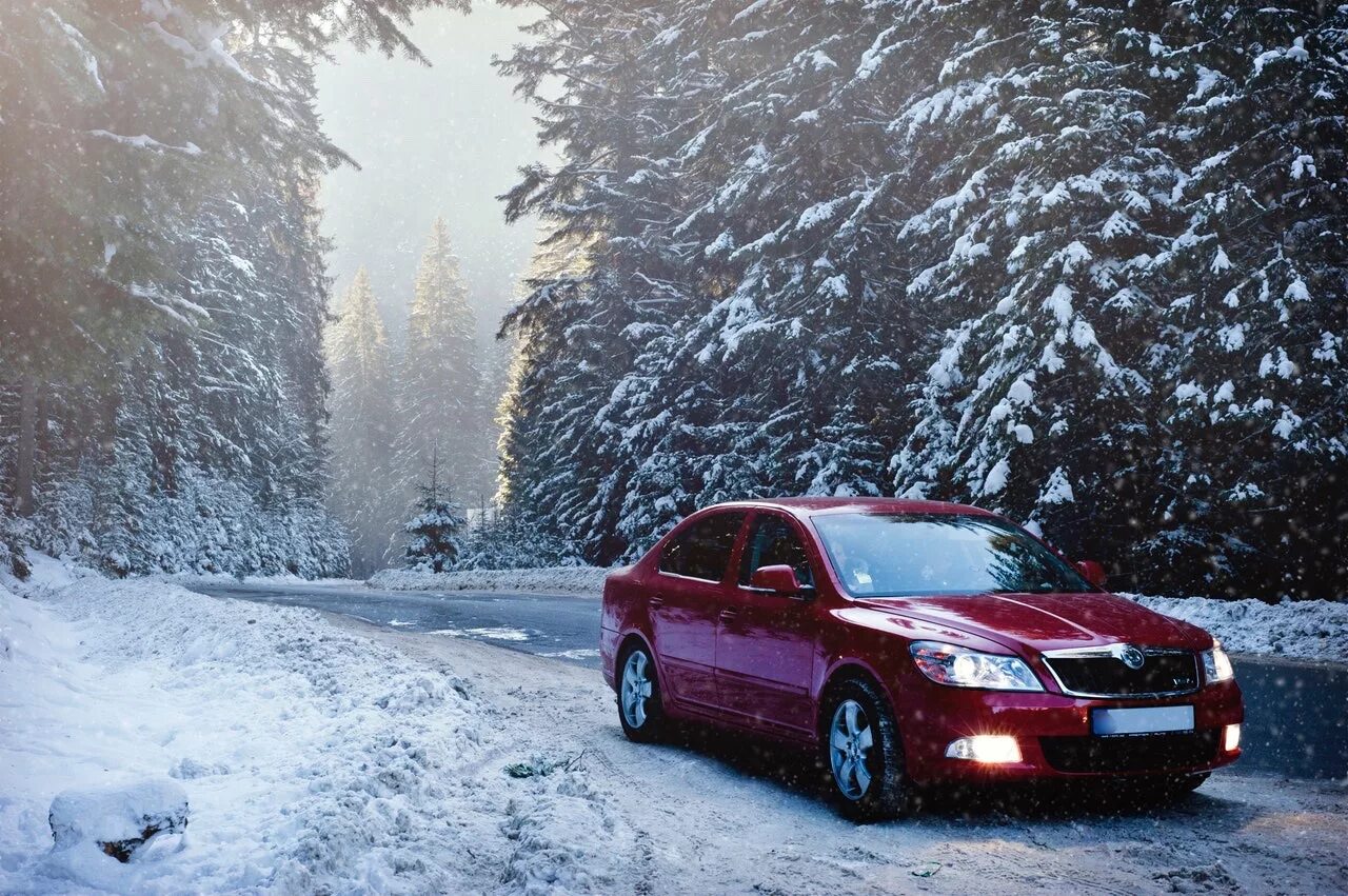 Едет красная машинка. Машина зима. Автомобиль зимой. Машина в снегу. Машина в зимнем лесу.