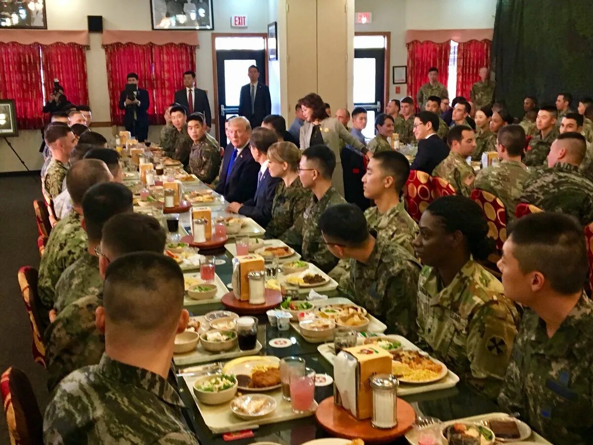 Южный обед. Еда в армии. Армейский обед. Еда в армии Кореи. Еда в Северной Корее.