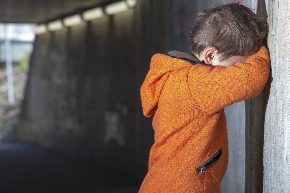 Неблогополучнвве семь. Мальчик из неблагополучной семьи. Не блогопулученая семья. Бедная семья. Неблагополучные семьи с детьми.