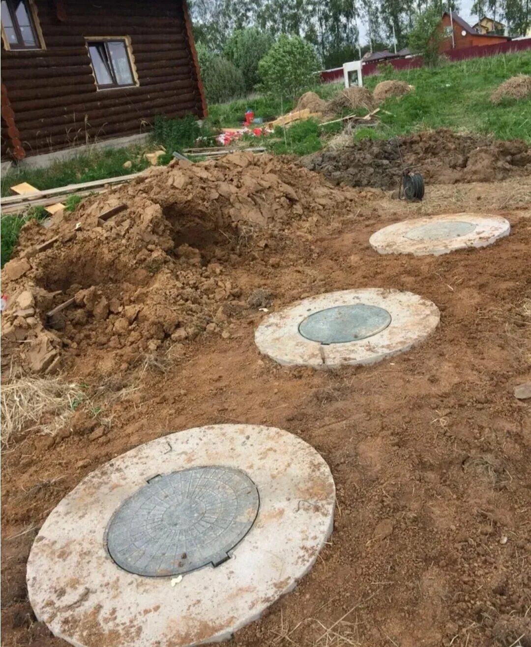 канализационный колодец на участке. переливной дренажный колодец. копка септика из бетонных колец. копка септика из бетонных. копка септика из бетонных.