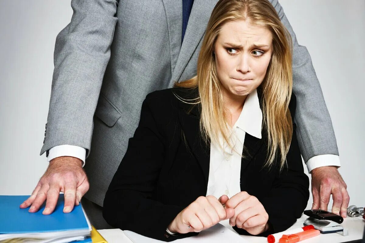 Домогательства на работе как называется. Домогание на работе. Домогательства на работе. Домогательства начальника. Харассмент.