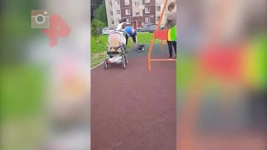 Подростки на детской площадке. Женщина на детской площадке. Избил ребенка на детской. Мужчина избил детей на детской площадке. Мужик побил ребенка на площадке.