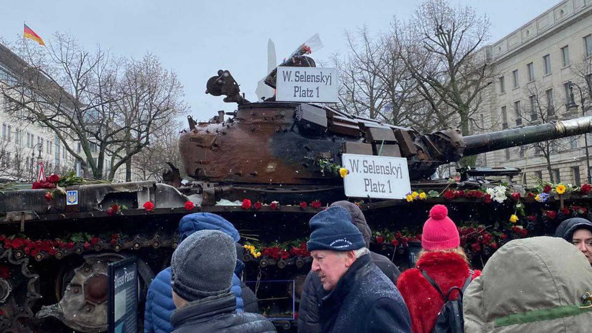Новости украины 23 февраля 2024. Подбитый танк у посольства РФ В Берлине. Т72 в Берлине. Берлин подбитый танк цветы.
