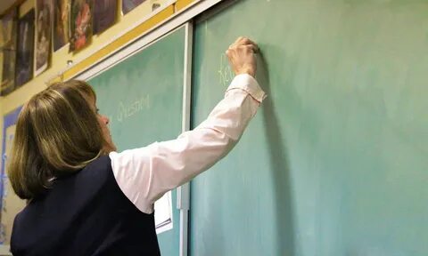 Смотрит не на доску
