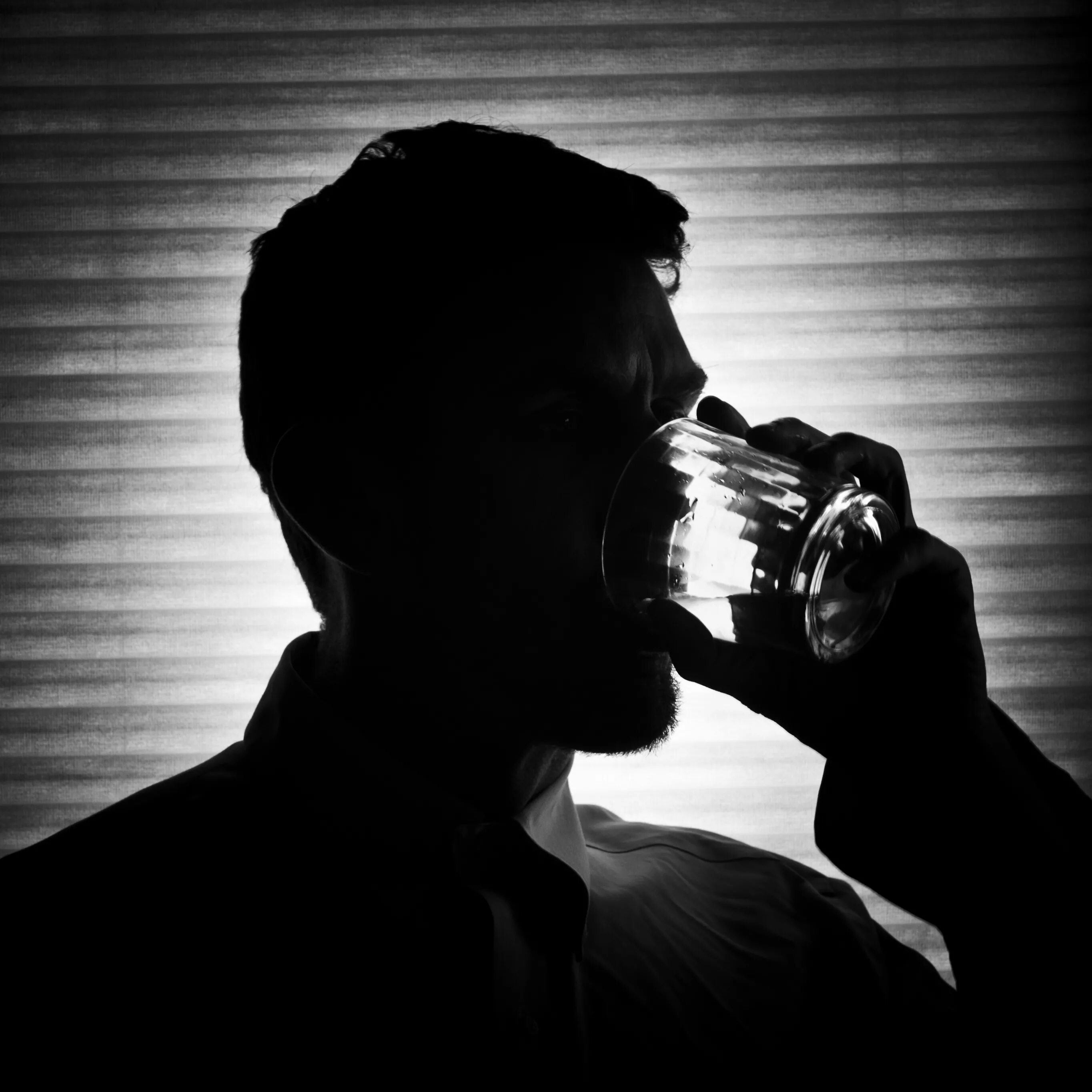 Мужчина пьет форум. Пьющий мужчина. Парень пьет. Мужчины выпивают. Алкоголь и человек.