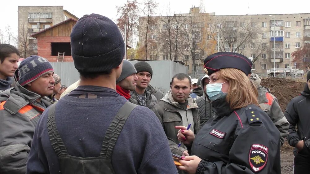 Проверка омона. МВД мигранты. Мигранты и полиция в России. Задержание незаконных мигрантов. ОМОН рейд мигрантам.