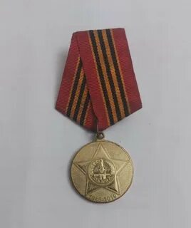 Ол бәс тігуден ұтылып, шешінді.