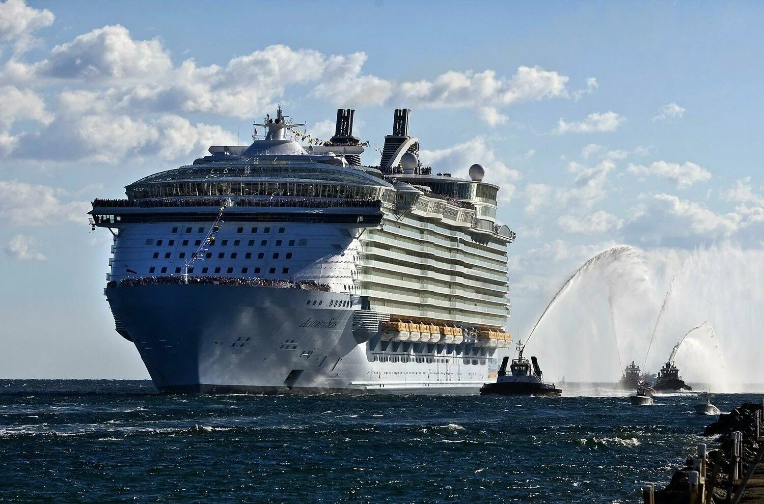 Какой самый известный корабль. Самый большой круизный лайнер. Оазис морей винты. Очарование морей лайнер. Royal Caribbean корабли.
