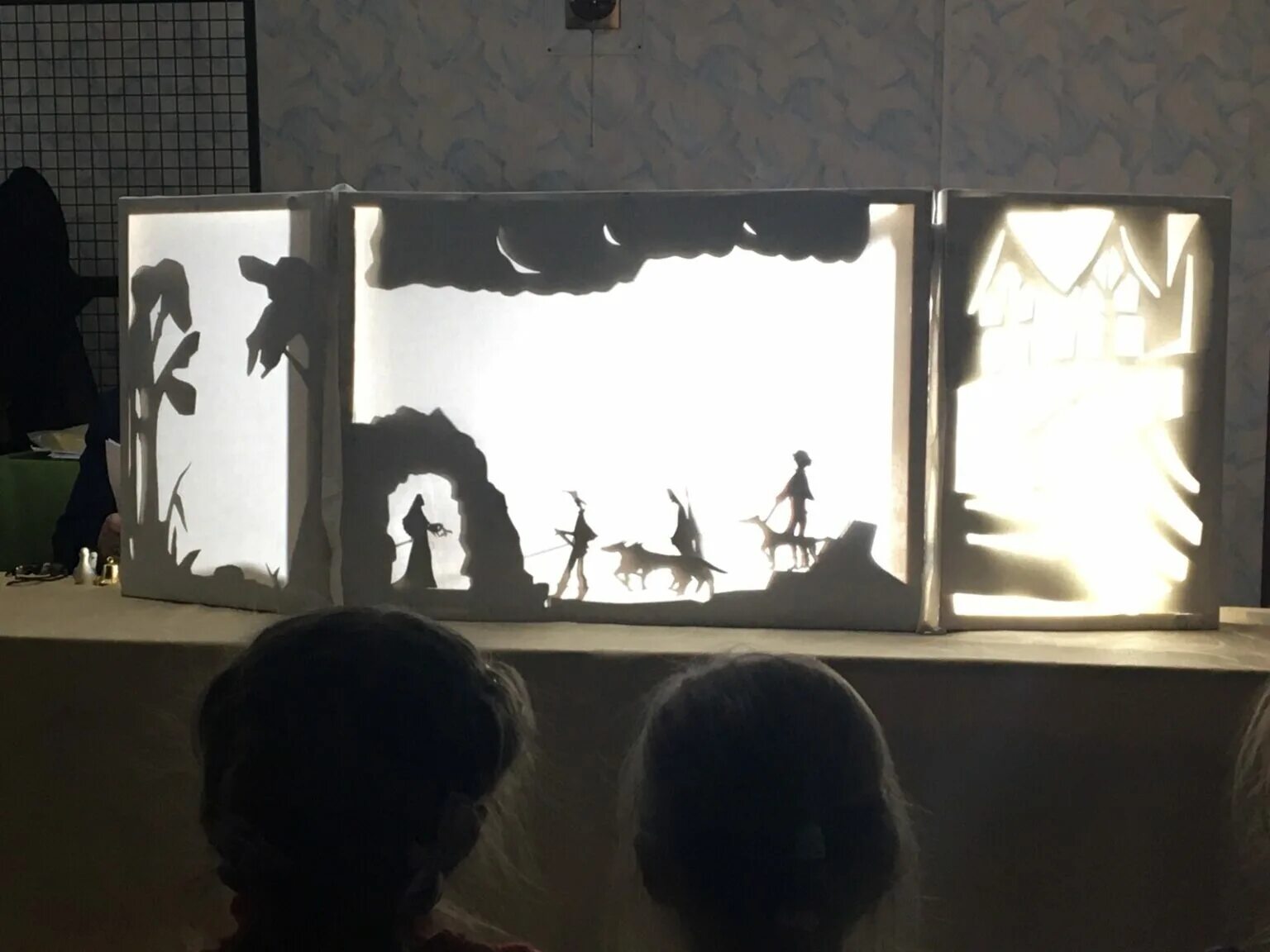 Театр теней кукольный театр. Театр в детском саду театр теней. Ширма для теневого театра в детском саду.