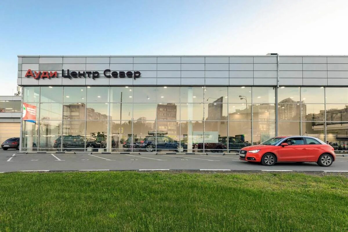 Audi автодом алтуфьево. Порше центр москва на ленинградском шоссе. Москва центр автосалон. Дилерский центр. Автосалон.