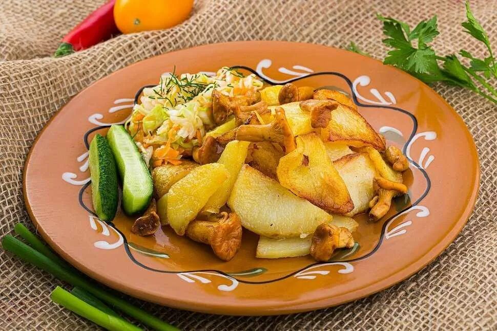 Копченая картошка с грибами. Грибы лисички с картошкой. жареная картошка с солеными огурцами. гарнир картошка с грибами. жареная картошка с лисичками.