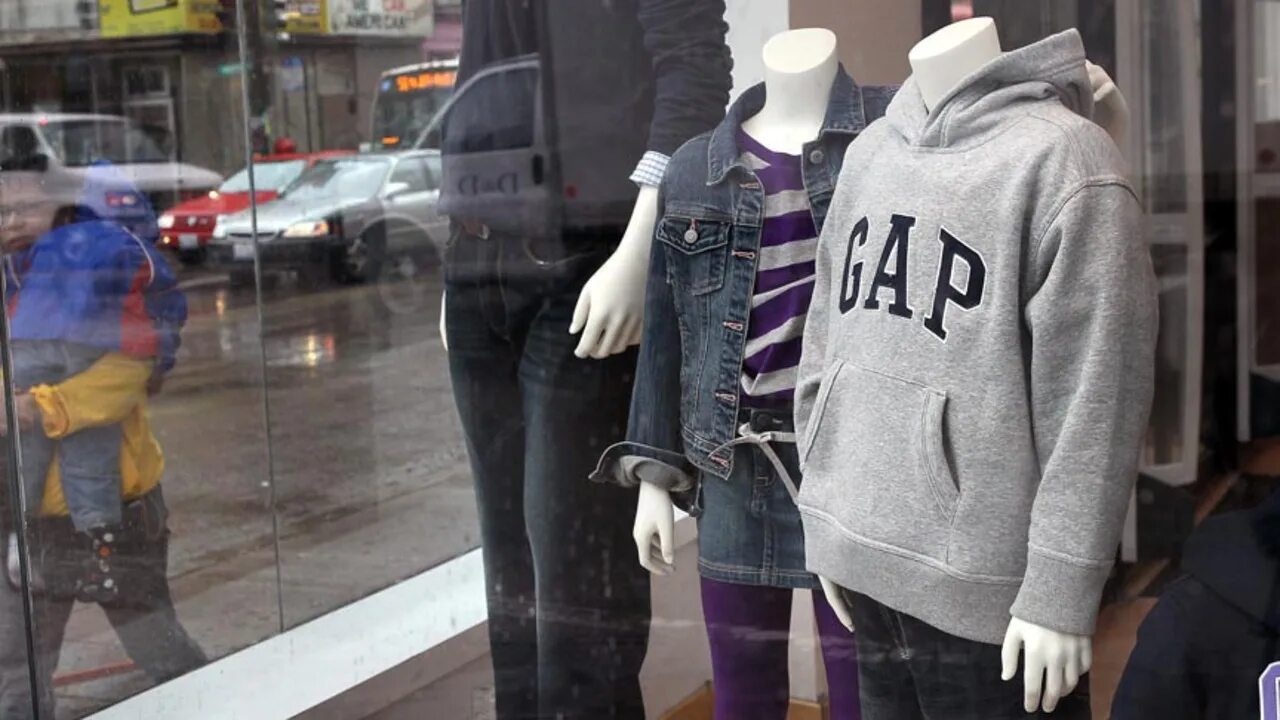 Gap одежда. Худак gap. Манекен gap. Костюм gap женский.