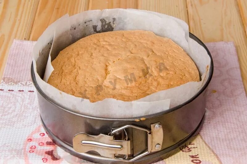 Сколько и при какой температуре выпекать бисквит. Печь для выпекания бисквита. Выпекание бисквита в духовке. Форма для выпечки бисквита. Бисквит в печи.