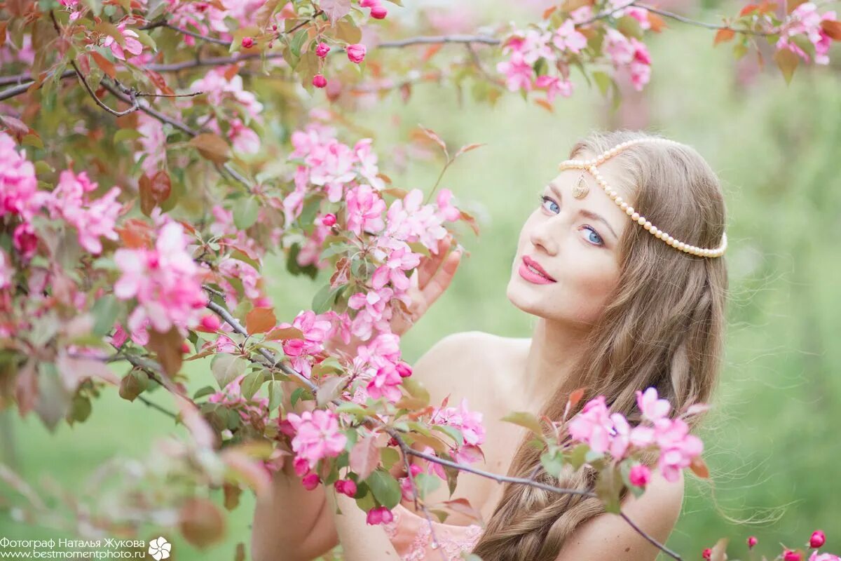 Фотосессия в цвету. Фотосессия в цветущих садах. Девушка в цветущем саду. Девушка в яблонях. Девушка в весеннем саду.